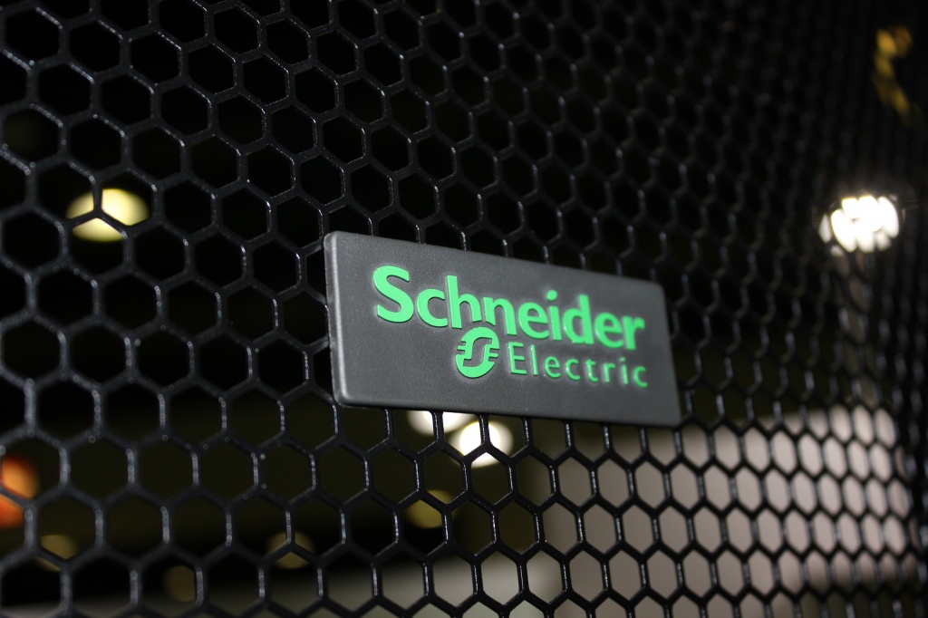 Серверные шкафы Schneider Electric