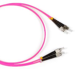 Комм. шнур оптический Hyperline, Duplex FC/ST, OM4 50/125, LSZH, 3м, Ø 2мм, серый хвостовик, цвет: маджента