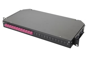 Комм. панель ВО Eurolan 47C-24, 1HU, портов: 24 LC/UPC (Duplex) OM4, установлено адаптеров: 24невыдвижная, орг-йзер: предустановлен, цвет: чёрный, мон