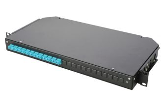 Комм. панель ВО Eurolan 47C-24, 1HU, портов: 24 LC/UPC (Duplex) OM3, установлено адаптеров: 4невыдвижная, прямая, орг-йзер: предустановлен, цвет: чёрн