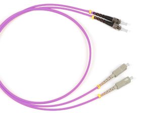 Комм. шнур оптический Hyperline, Duplex SC/ST, OM4 50/125, LSZH, 1м, Ø 2мм, серый хвостовик, цвет: маджента