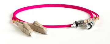 Комм. шнур оптический Hyperline, Duplex LC/ST, OM4 50/125, LSZH, 30м, Ø 2мм, серый хвостовик, цвет: маджента