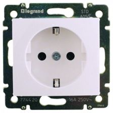 Розетка электрическая Legrand Valena, 2к+З, 16А, внутренняя, 58х51 мм (ВхШ), шторки защитные, цвет: белый, автоматические зажимы (774222)