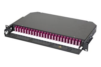 Комм. панель ВО Eurolan 47C-24, 1HU, портов: 24 LC/UPC (Quadro) OM4, установлено адаптеров: 2невыдвижная, прямая, орг-йзер: предустановлен, цвет: чёрн