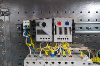 Шкаф уличный всепогодный укомплектованный настенный ЦМО ШТВ-Н, IP65, 12U, корпус: металл, 600х600х500 мм (ВхШхГ), цвет: серый