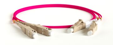 Комм. шнур оптический Hyperline, Duplex LC/SC, OM4 50/125, LSZH, 30м, Ø 2мм, серый хвостовик, цвет: маджента