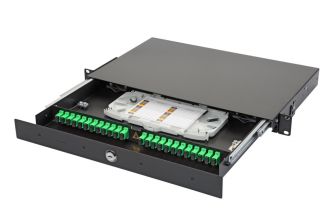 Комм. панель ВО Eurolan 47D-24, 1HU, портов: 24 SC/APC (Simplex) OS2, установлено адаптеров: 6выдвижная, прямая, цвет: чёрный, монтажные шнуры, КДЗС